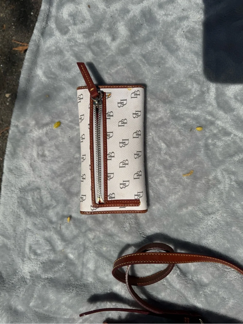 Dooney & Bourke Cream Signature Logo Greta continent Wallet & bags - Picture 6 of 12